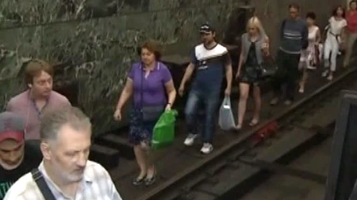 Люди выходят вдоль путей (фото из общедоступных источников)