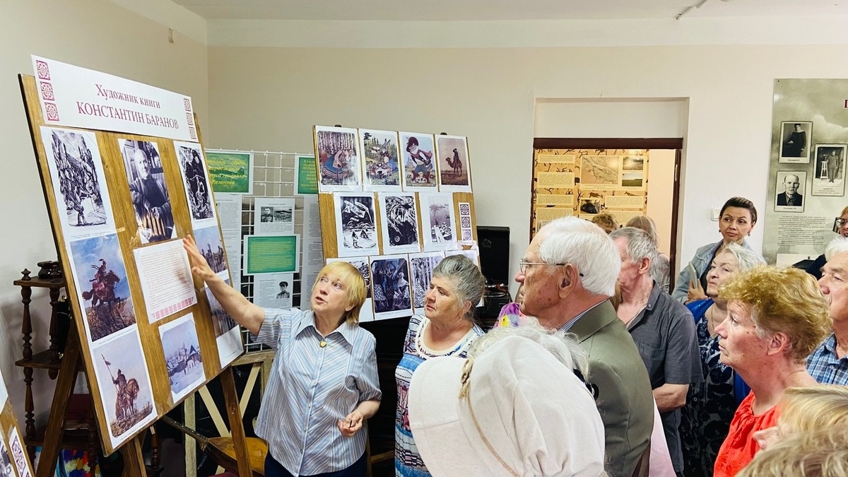На выставке фоторепродукций иллюстраций художника.