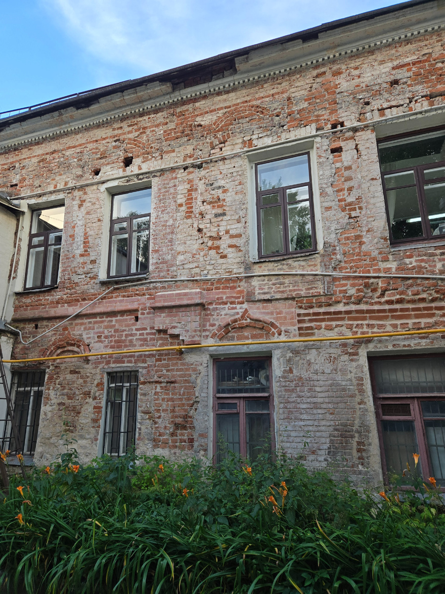 Стены дома, вид со двора