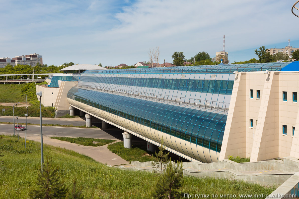 Вид снаружи на станцию Аметьево. Над станцией расположен пешеходный переход.