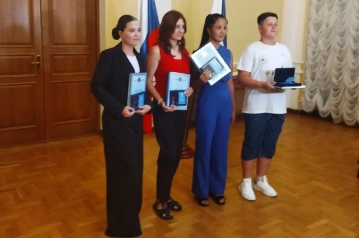    Четверых молодых людей из Крыма наградили за стойкость, мужество и помощь людям.