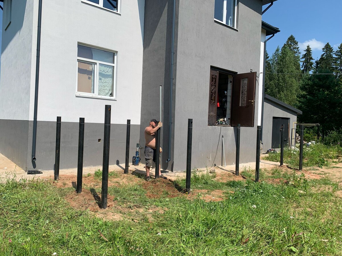 Все сваи заглублены вручную с выравниванием по нивелиру