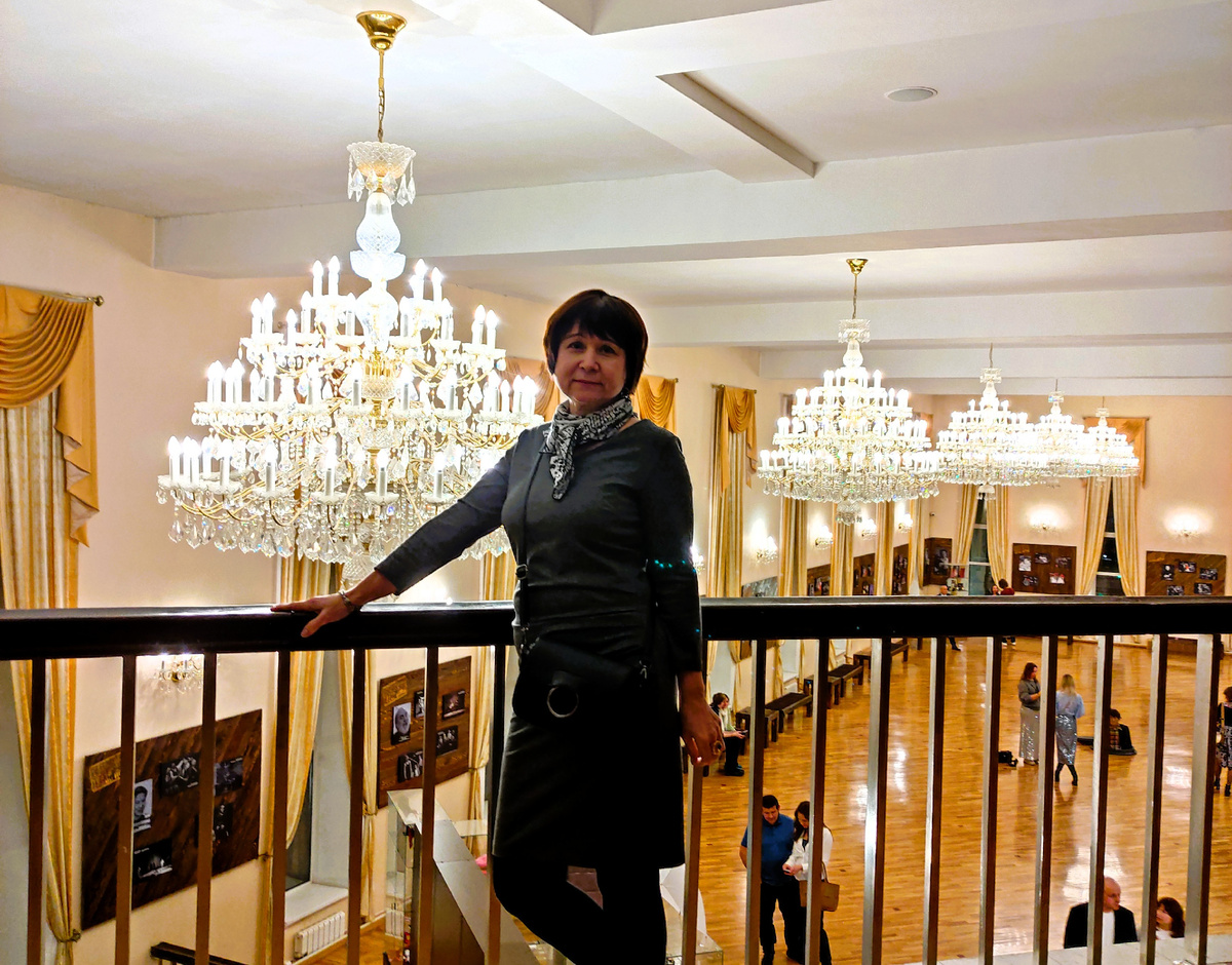 Автор на фоне красивых люстр в фойе театра. Автор фото: Любовь Федоров