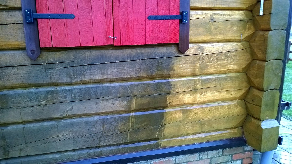 Удаление синевы и плесение с фасада деревянного дома