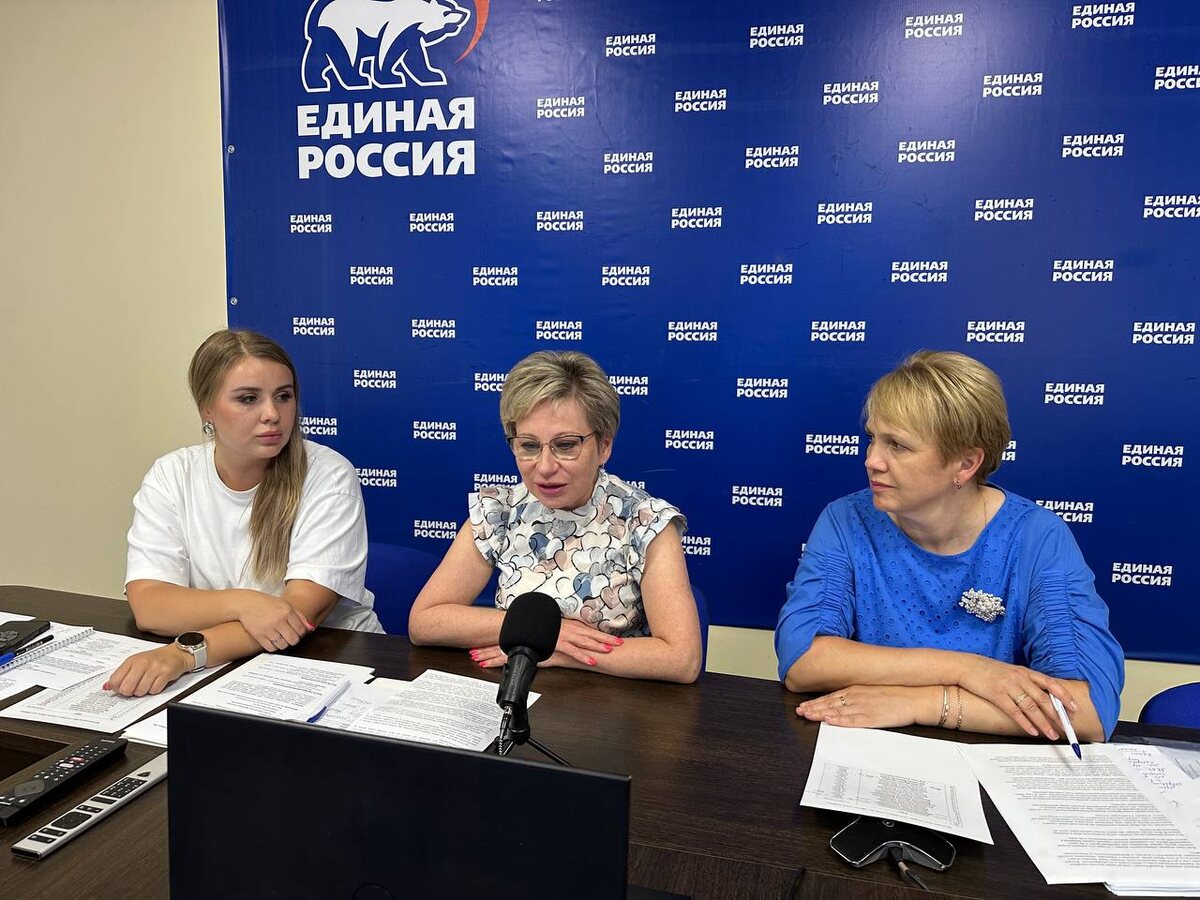    Екатерина Литвинова, Лариса Подсадник и Елена Малышева. Фото: реготделение "Единой России".