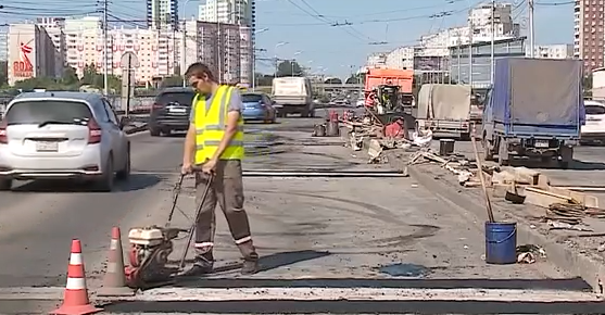     Специалисты красноярской мэрии оценили ход ремонта на улице Копылова