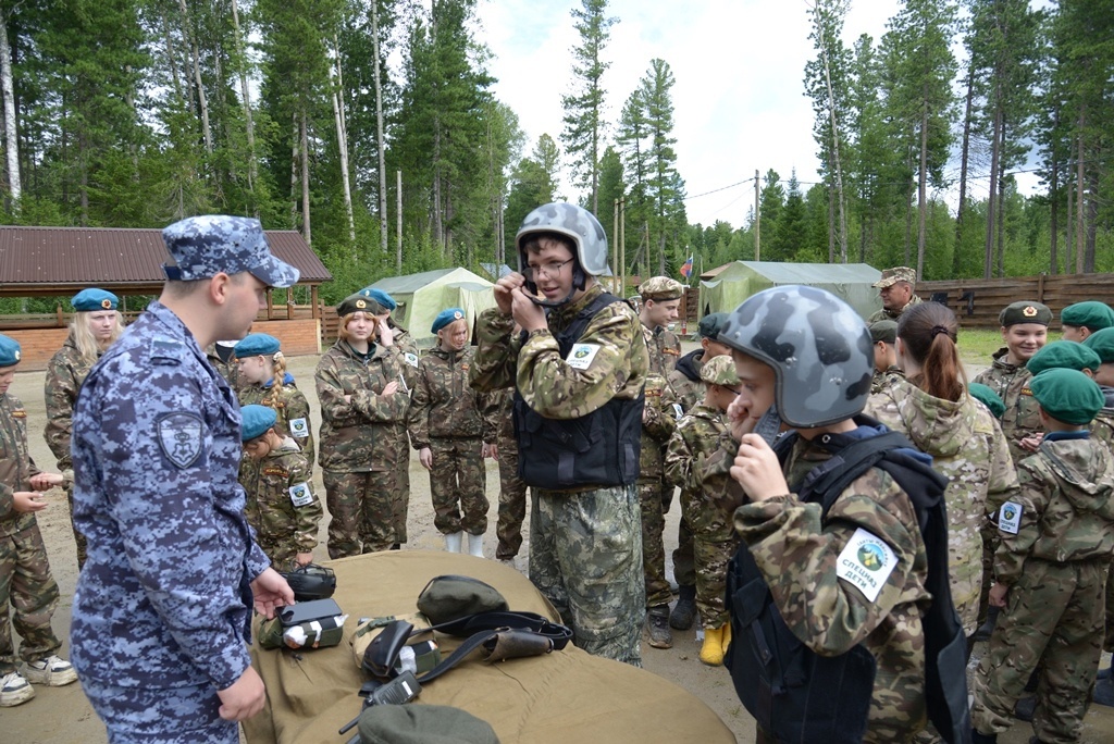    В Югре Росгвардия провела занятие для воспитанников военно-спортивного палаточного лагеря