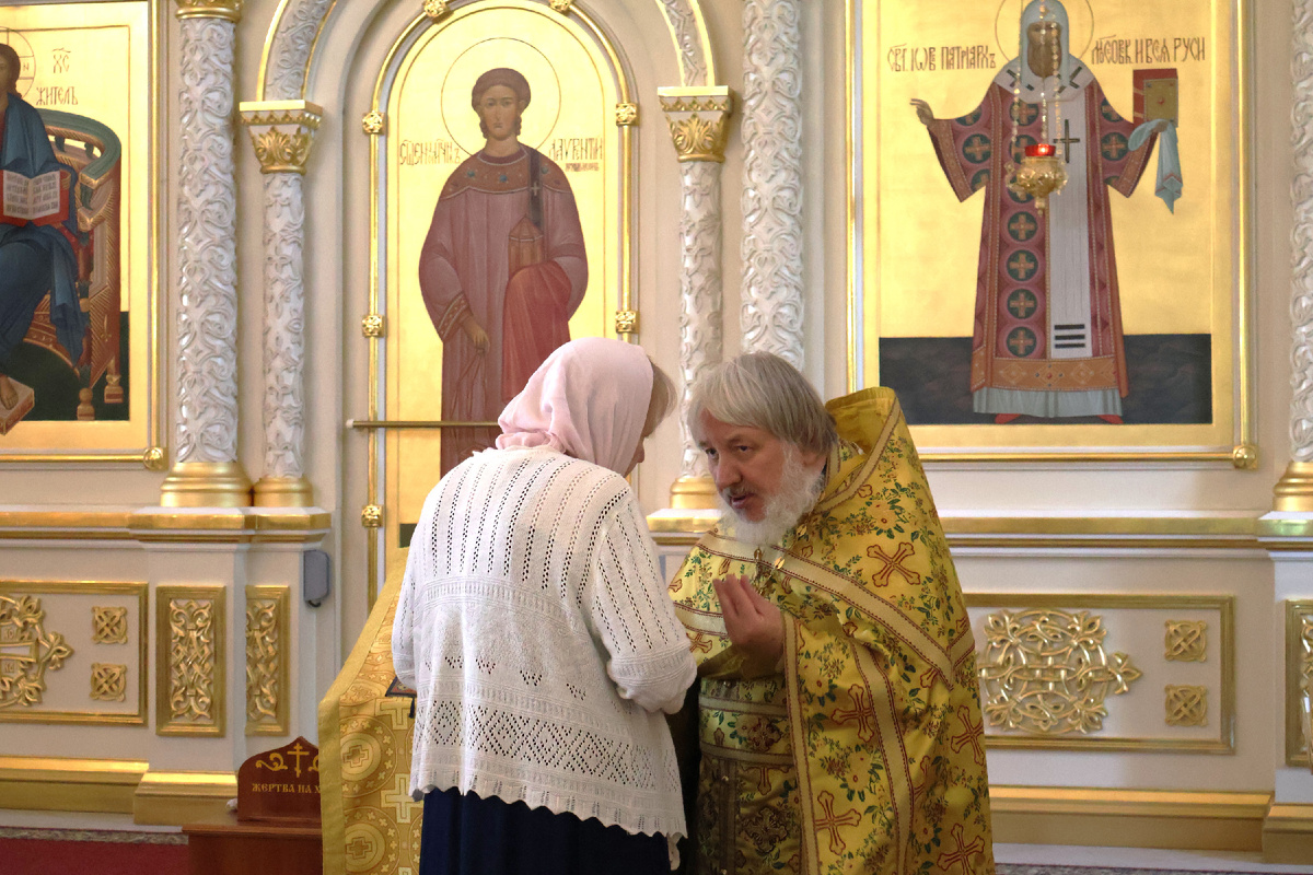 Отец Александр дает духовные советы. Листайте галерею