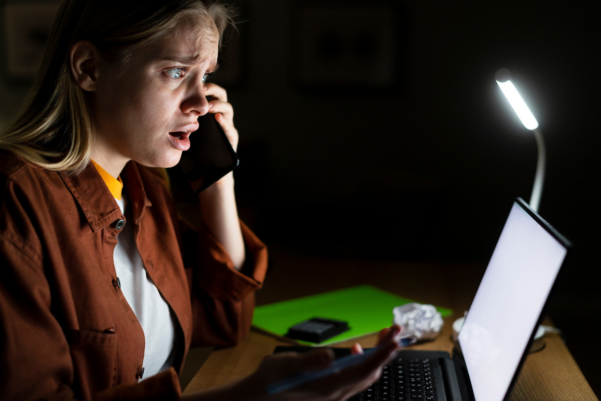 Источник изображения: freepik.com/free-photo/front-view-woman-talking-phone_7385356.htm