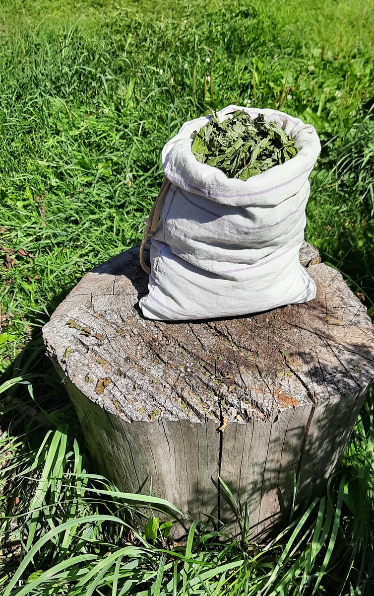 Мешочек с иван-чаем на "декоративном"))) пне.