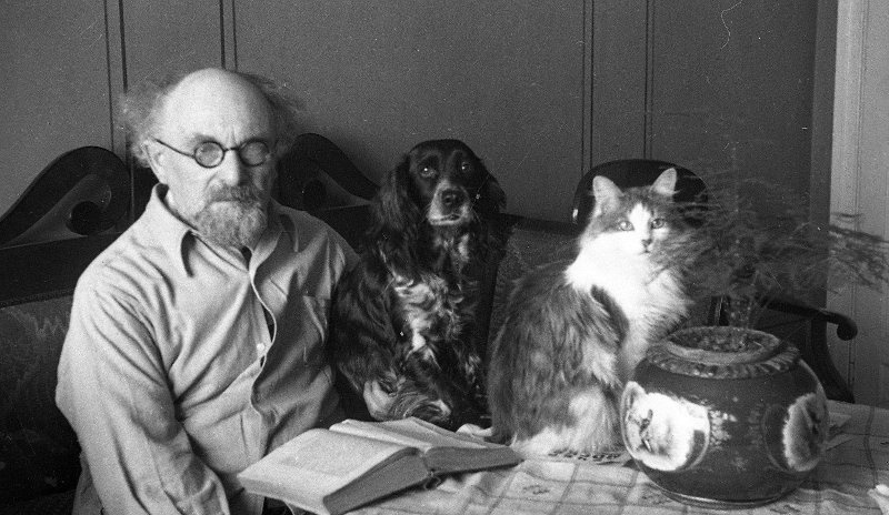 Михаил Пришвин с собакой и кошкой. Сергей Васин, 1946 год, МАММ/МДФ.
