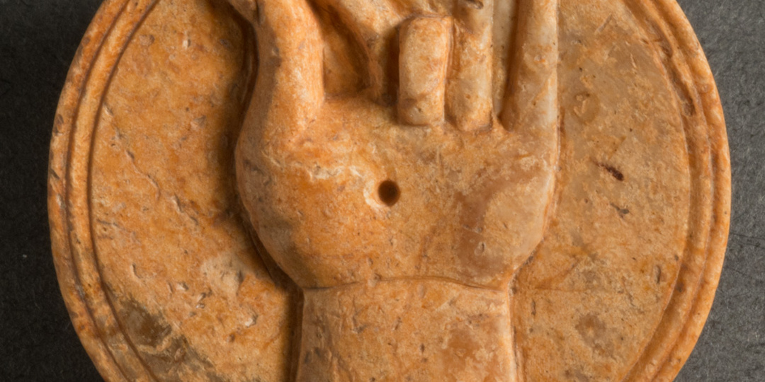 Уникальная тессера из Фанагории с изображением счета на пальцах