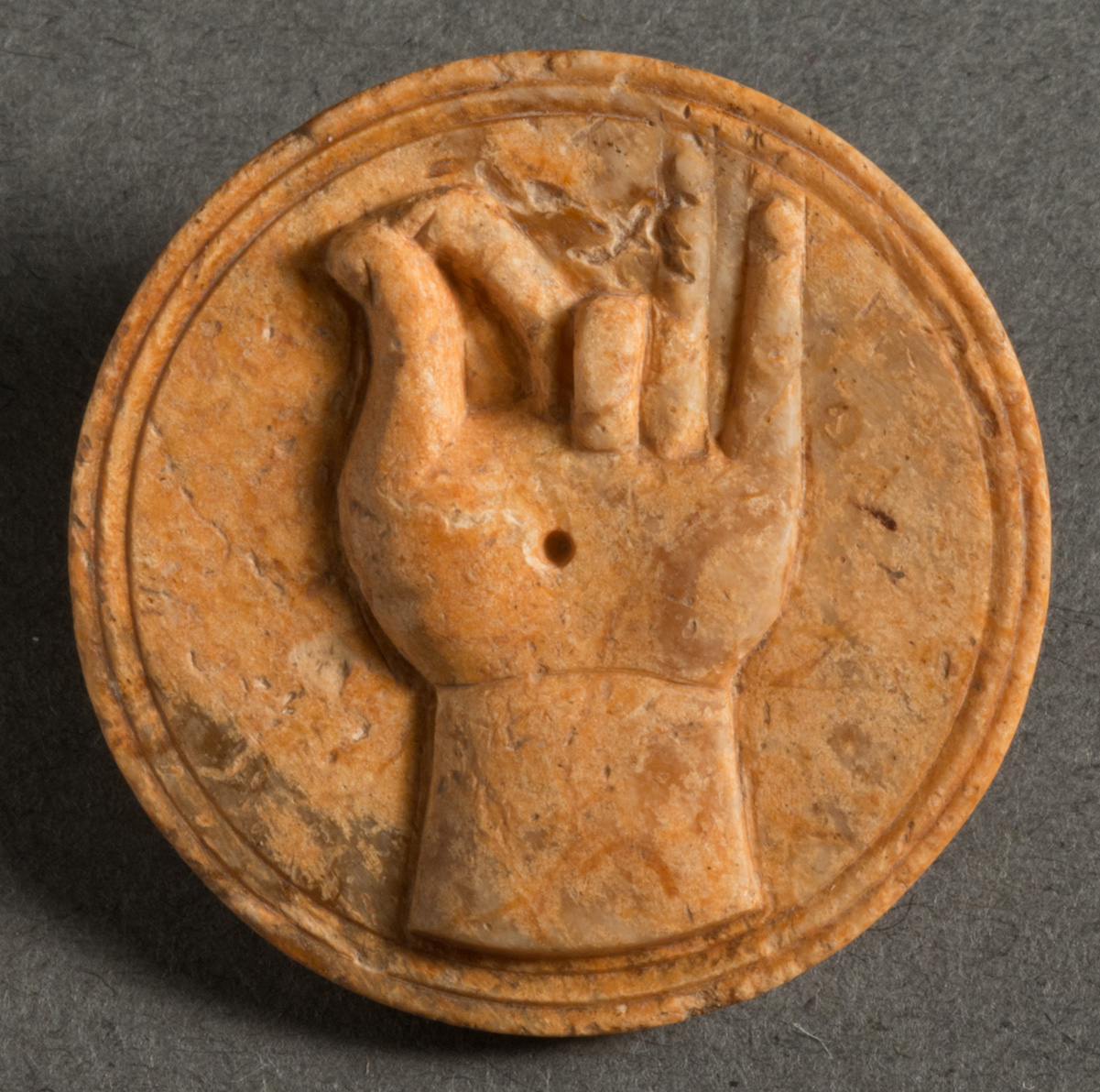 Лицевая сторона тессеры, I–II вв. до н.э. Предмет хранится в музее-заповеднике «Фанагория», ФМ-КП 22 А 1560 ГК 9180349