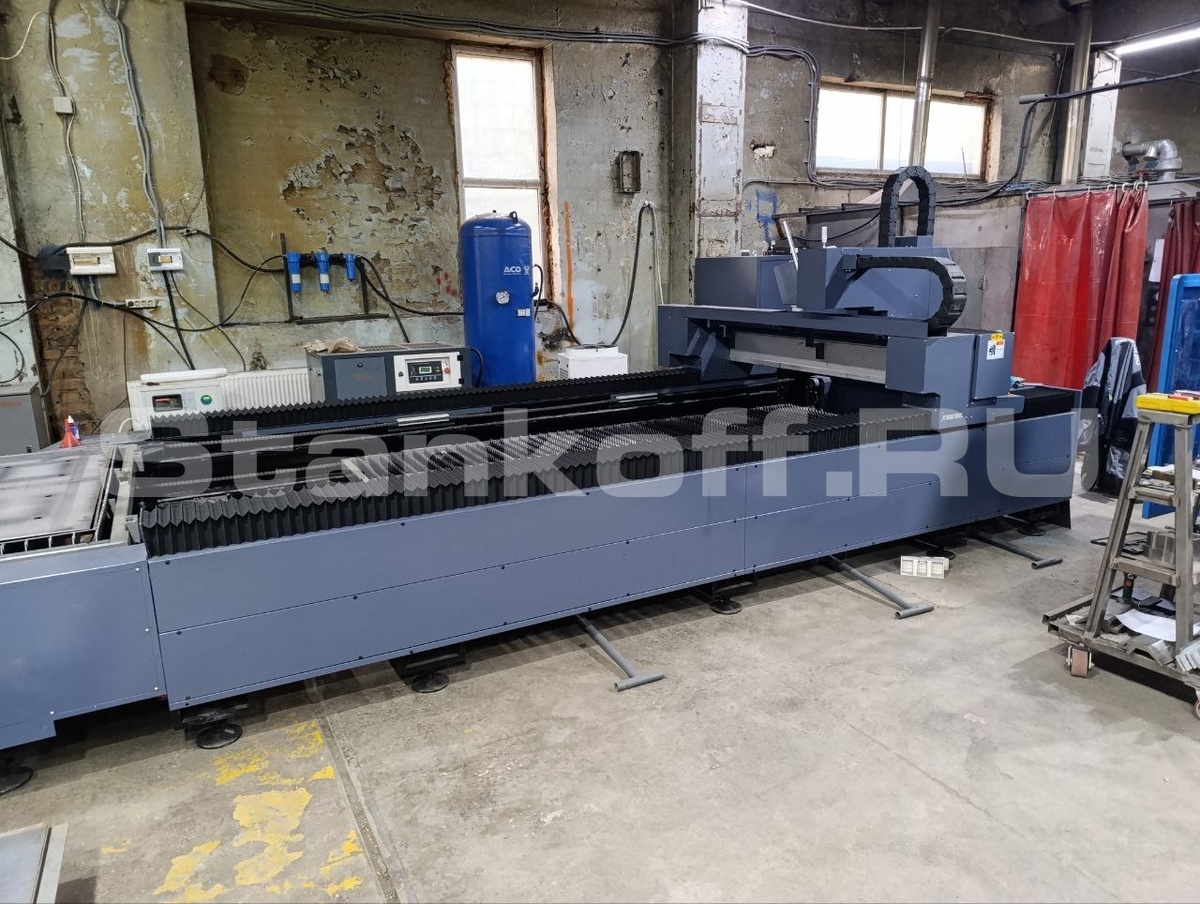  Оптоволоконный лазерный станок со сменным столом STL-1530EP/3000 Raycus

