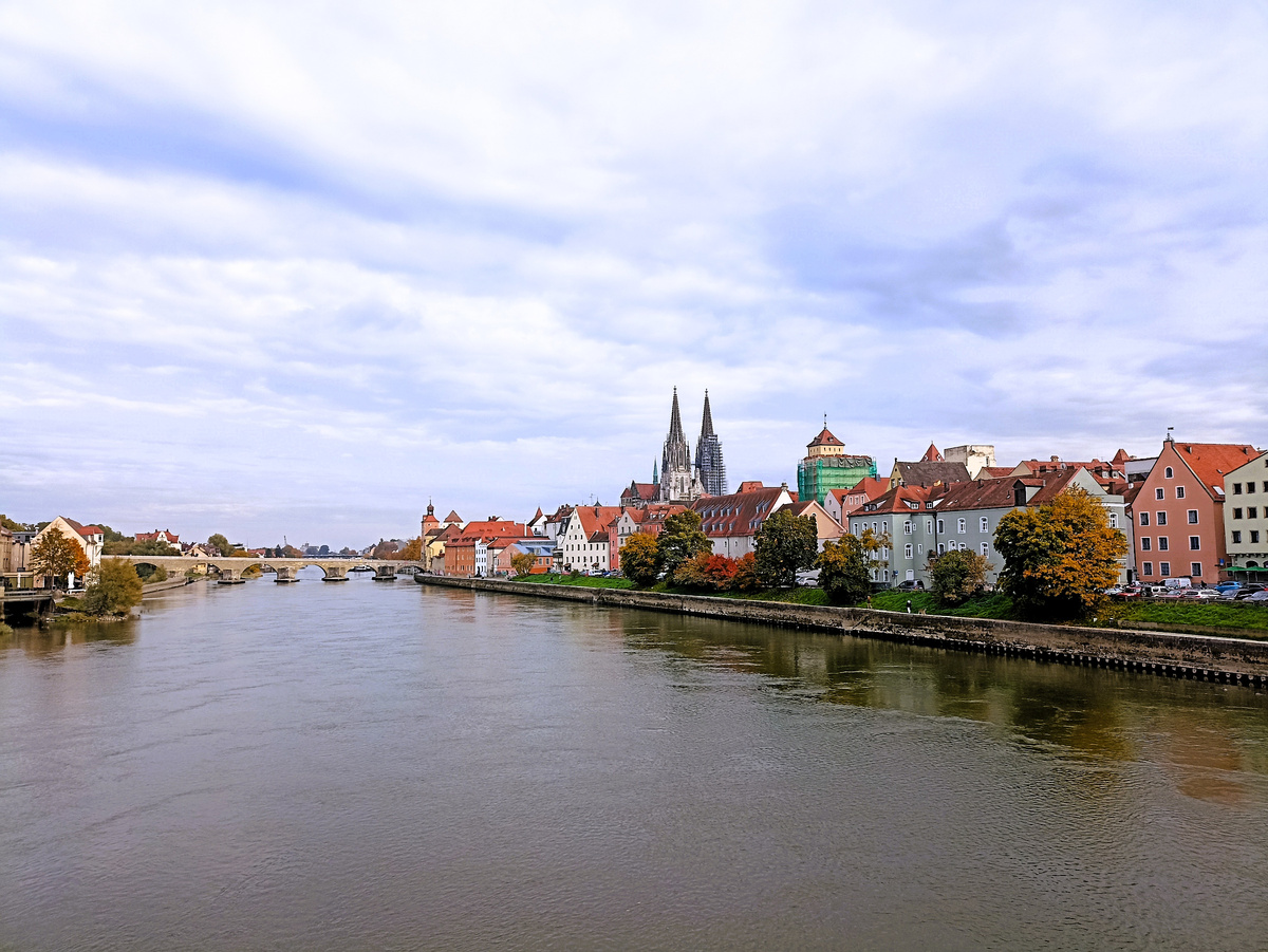 Вид на Дунай. Два шпиля справа - Регенсбургский собор