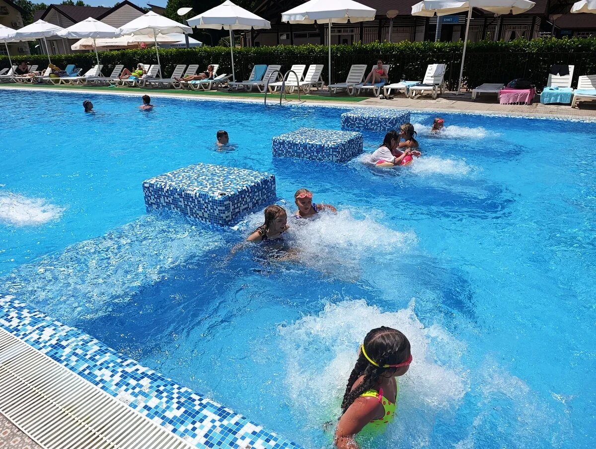    Бассейн с зоной джакузи в отеле "Дивный мир Усадьба Шато" 4* сети "Ателика". Фото: АТОР