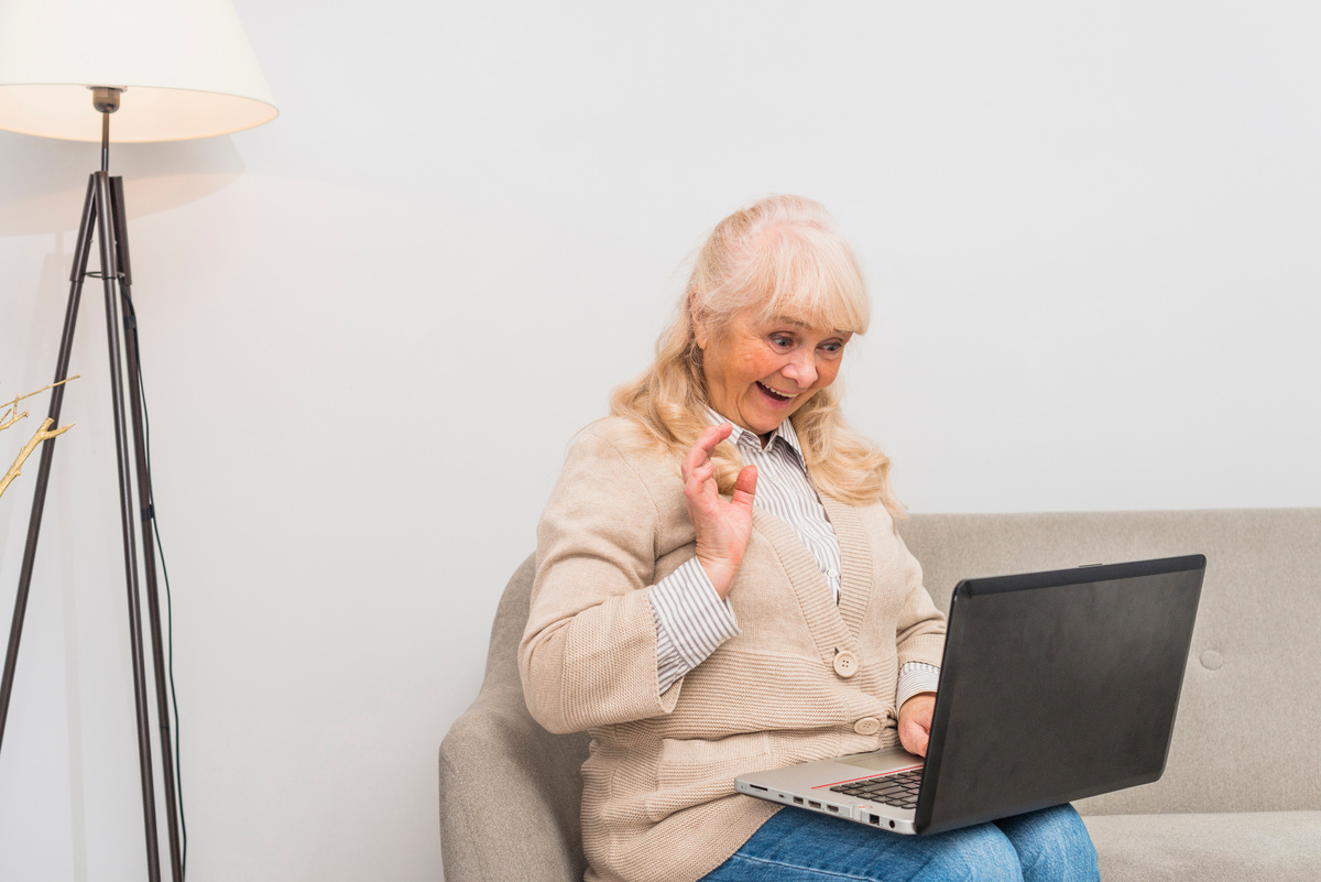 Источник изображения: freepik.com/free-photo/portrait-senior-woman-waving-her-hand-while-using-digital-tablet_3787670.htm