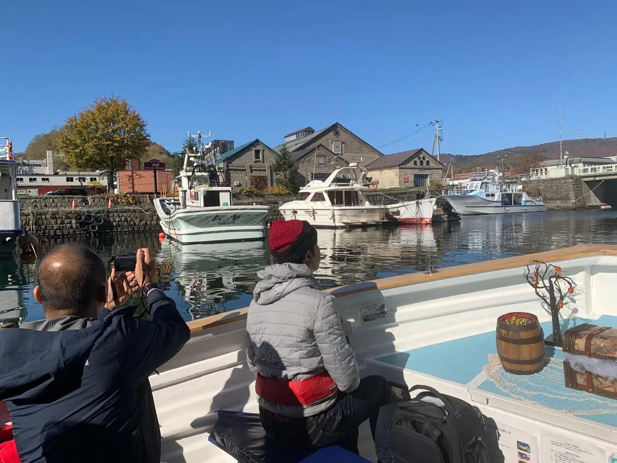     Туристы фотографируют достопримечательности в японском Отару. © "Интерфакс". Юлия Батырь