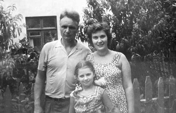 Татьяна Анциферова в детстве с родителями