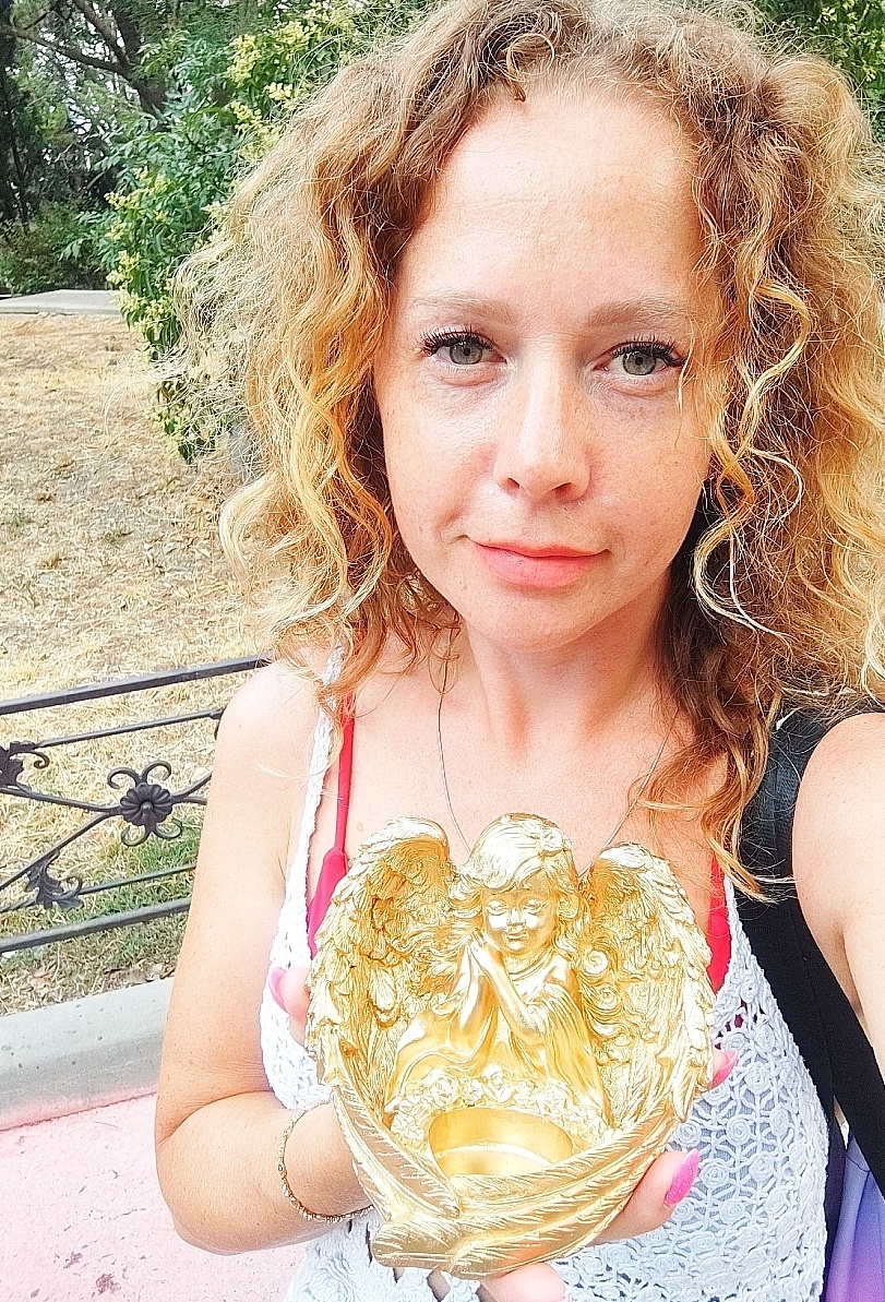 Вчера познакомились с Татьяной из Электростали — нашей подписчицей.
Сначала она прислала фото дочки с ангелочком, а потом мы встретились лично — за тёплыми словами и новыми покупками.
Спасибо за поддержку! Сейчас, когда блогеры остались без монетизации, всё, что мы делаем своими руками — свечи, диффузоры, ангелочки и наборы — помогает нам продолжать снимать и делать добрые дела.
У нас есть и набор «Доброносец» — в него входят: Сумка Хорошего Человека, аромасаше с лавандой, свеча и рапан.

 Товары можно приобрести:
— в парке «Крым в миниатюре» (Горького 7, Алушта)
— на троллейбусном кольце, у «Обедов у Натальи» (Горького 4)

Хотите приобрести или узнать подробнее — пишите в личные сообщения 
+79788426744 Анастасия