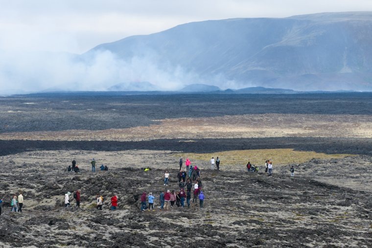 На юго-западе Исландии произошло извержение вулкана Сундхнукур на полуострове Рейкьянес. Власти эвакуировали людей из близлежащих районов. Фото: JAKOB VEGERFORS/EPA/TASS