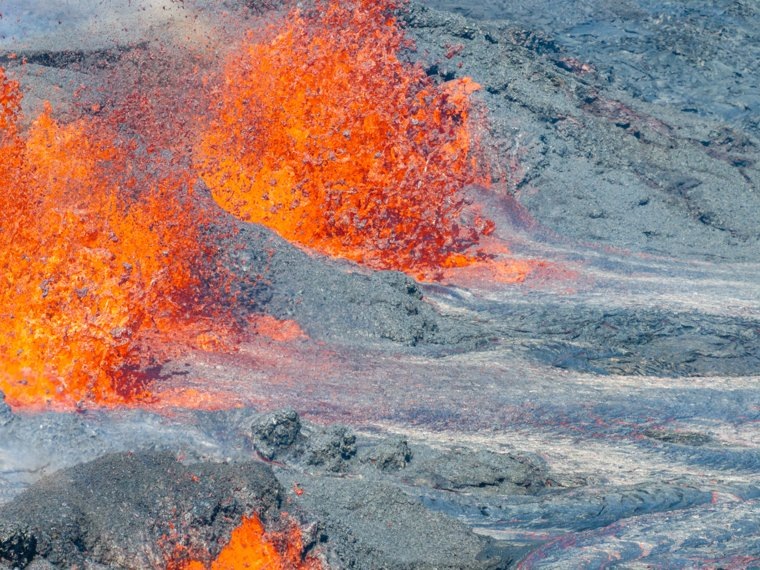 Вулкан находится примерно в 48 км от Рейкьявика. В кратере Сундхнукура появилась трещина длиной 2,4 км, а к западу от горы Фаградальсфьядль образовалась вторая трещина — около 0,5 км. Фото: JAKOB VEGERFORS/EPA/TASS