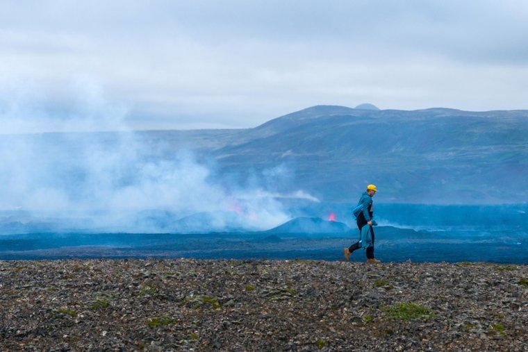 В заявлении Исландского метеорологического управления отмечается, что уровень опасности останется высоким до 18 июля, 15:00 по местному времени. Фото: JAKOB VEGERFORS/EPA/TASS