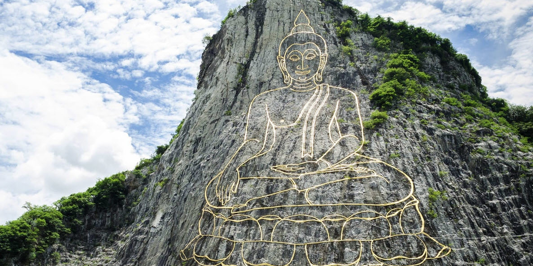 Гора Золотого Будды в Паттайе: мистический силуэт среди тропических холмов