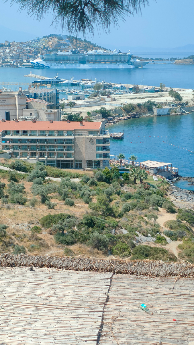 Вид с городской больницы в Кушадасы на город.