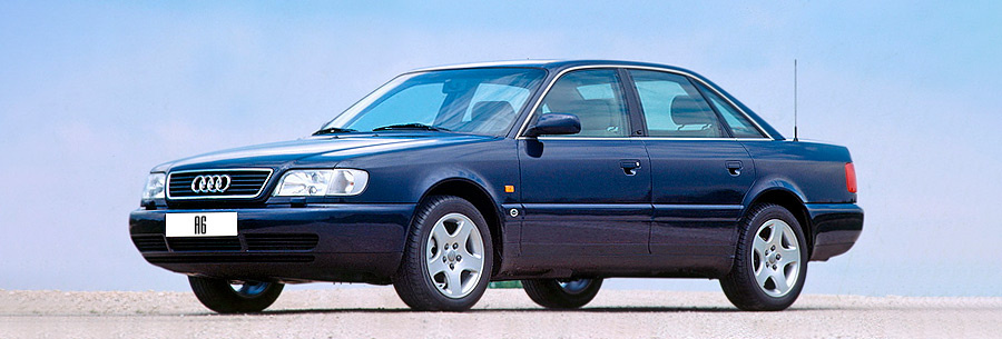 Передняя часть этого автомобиля — это квинтэссенция немецкого дизайна 90-х: сдержанная, функциональная и мгновенно узнаваемая. Здесь нет ничего лишнего; каждая деталь продумана и гармонично вписана в общий облик.Фары — это один из самых характерных элементов. Они вытянутые, прямоугольные и плавно переходят в линии кузова. Их форма обеспечивает хорошее освещение и визуально расширяет переднюю часть автомобиля.В центре расположена фирменная решетка радиатора, часто с хромированным обрамлением. Её прямоугольная или слегка трапециевидная форма не только функциональна для охлаждения, но и придает автомобилю солидный и внушительный вид.Передний бампер выполнен в едином стиле с остальным кузовом, без резких переходов. Он выглядит массивно и надежно, дополняя ощущение прочности. В нем обычно интегрированы компактные противотуманные фары.Капот достаточно длинный и имеет легкий наклон, что добавляет силуэту автомобиля обтекаемости. Его плавные линии переходят в основание лобового стекла, завершая чистый и сбалансированный образ.В целом, передняя часть этой модели излучает уверенность и достоинство. Это не агрессивный, а скорее благородный и классический облик, который не теряет актуальности с течением времени.