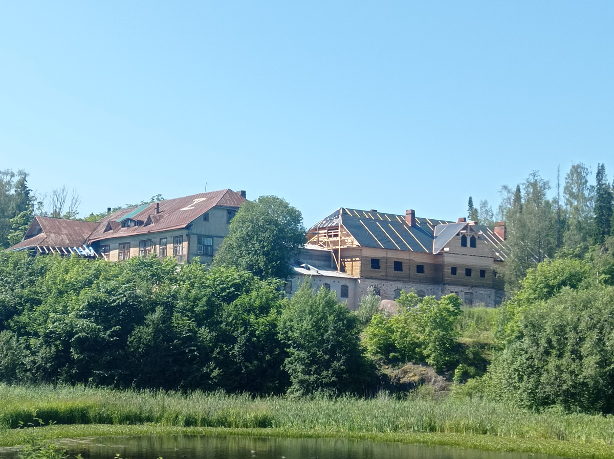 Здание "Больницы диаконис" В 1907 году финская церковная община начала строительство большого здания на берегу залива Вакколахти по проекту финского архитектора Оливии Лённ. Здание в аварийном состоянии, но сейчас ведётся реставрация, и есть надежда на его восстановление. 