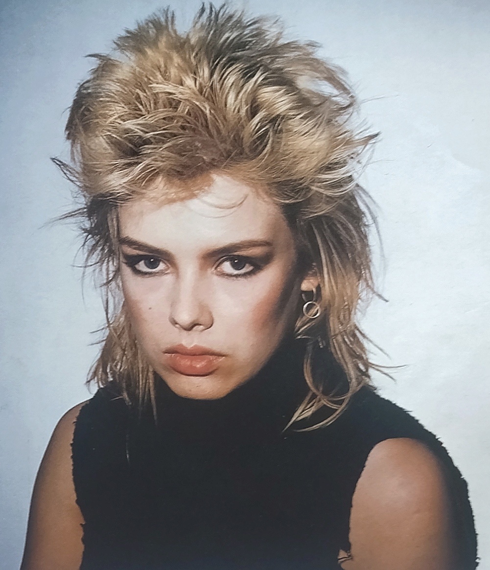 Ким Уайльд. Ее обложка тоже попала в лучшие. Не мудрено - с такой-то внешностью!