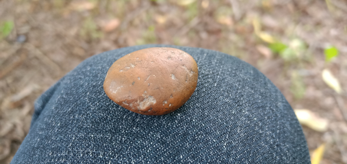 Обычный камень.