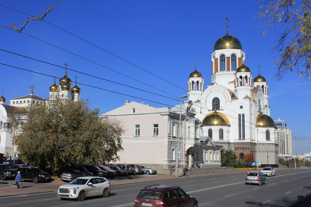 Храм Всех Святых на Крови. Вид с бывшего Вознесенского проспекта — ныне ул. Карла Либкнехта. Кто-нибудь знает, кто такой Карл Либкнехт? Слева храм святителя Николая Чудотворца. 
