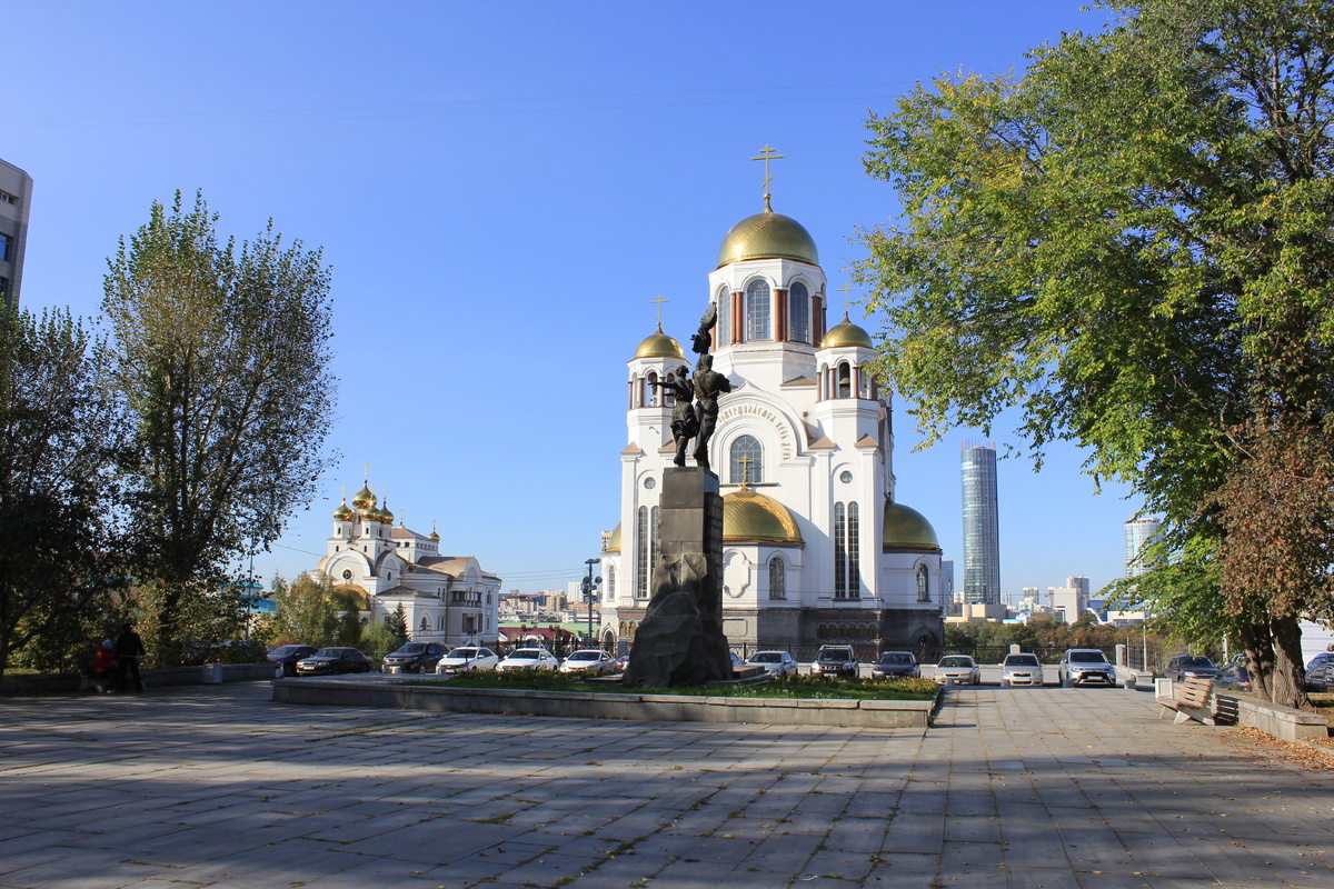 Храм Всех Святых на Крови. Вид с бывшей Вознесенской площади (после революции: площадь Народной мести). Слева храм святителя Николая Чудотворца с музеем Царской Семьи. 