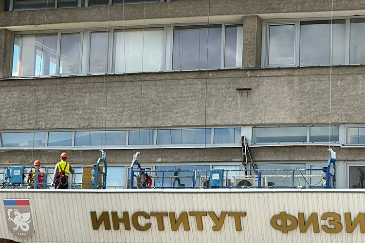    На этой неделе горожане заметили, что на фасаде высотки висят строительные люльки, а рабочие обшивают стены утеплителем.   
Фото: Илья Зима