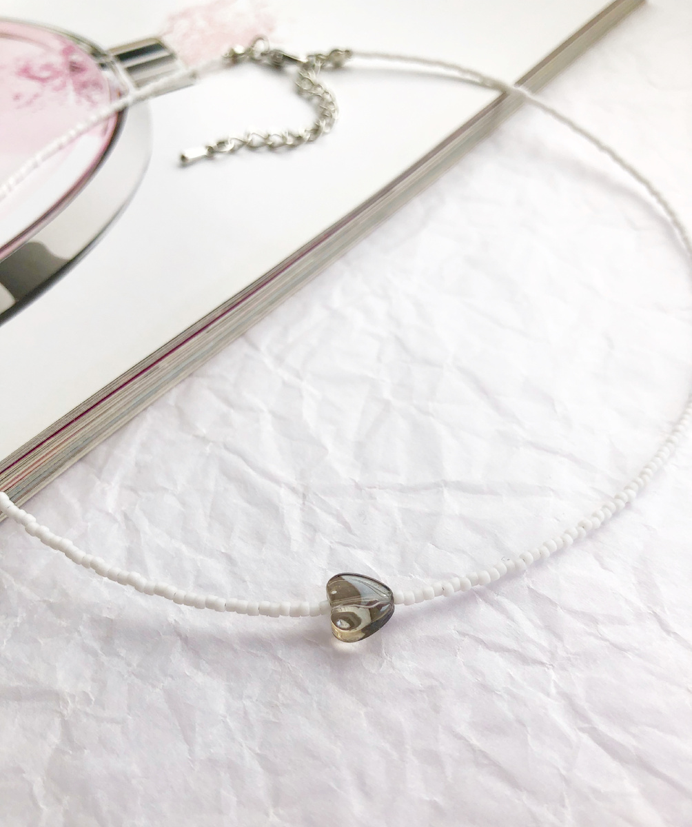 Идеален для тех, кто ценит эстетику минимализма и добавляет в свой стиль особые, уникальные детали. 