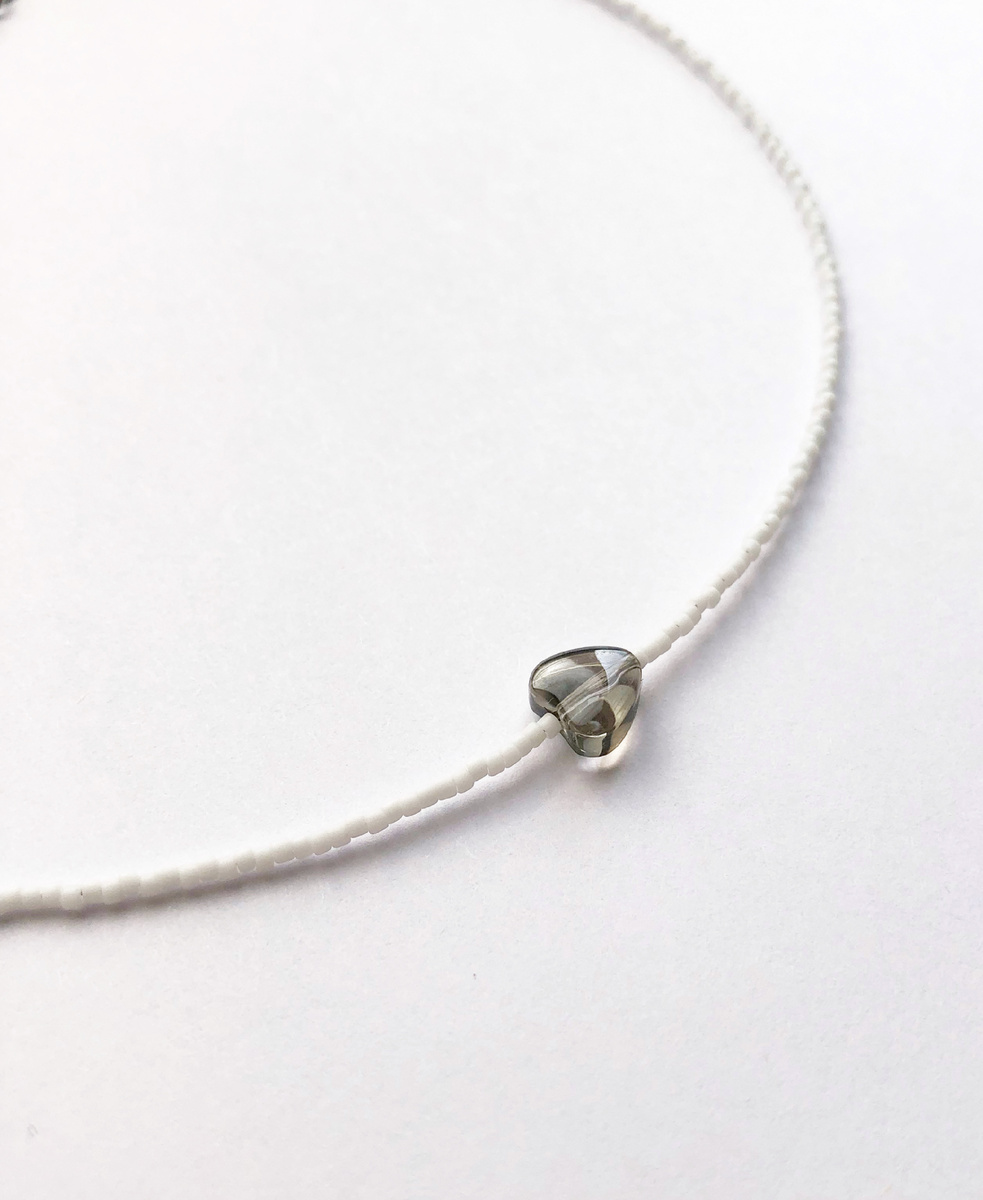 Белый бисер прекрасно гармонирует с любыми цветами, а сердце с его нейтральными оттенками легко впишется в любой образ.