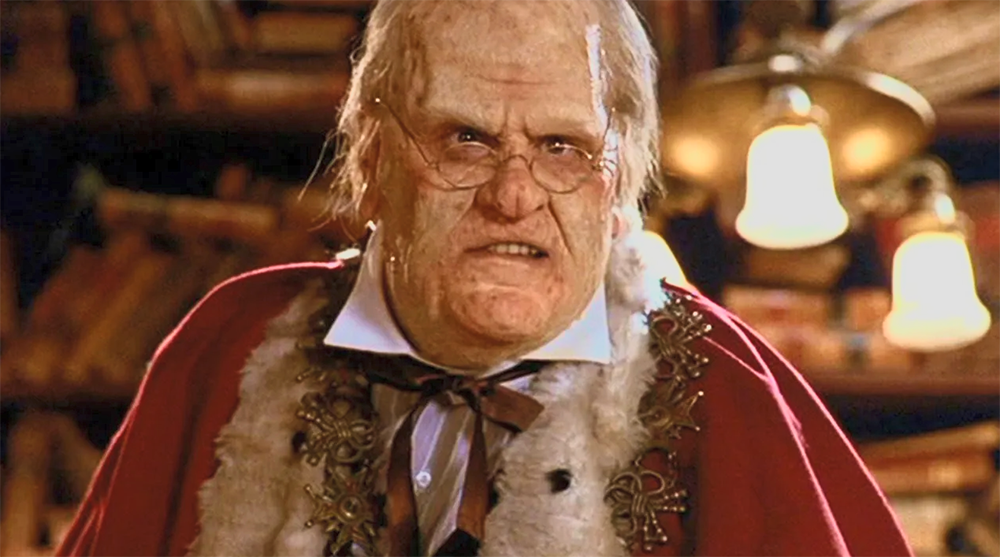 Впоследствии одной из причин чудовищного провала комедии «Одни только неприятности» назывли рассредоточенность Дэна Эйкройда, который не только поставил фильм, но и сыграл в нём сразу несколько ключевых персонажей