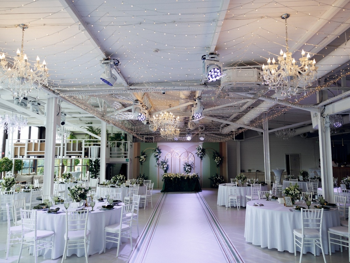 В случае непогоды Вы всегда можете с комфортом разместиться в нашем White-зале с панорамными окнами на Москву-реку