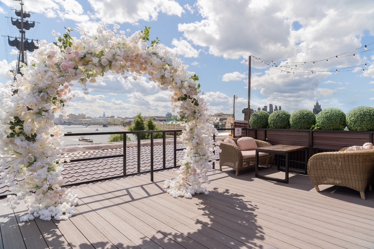 Наша терраса имеет открытую и закрытую зоны, в которых можно и наслаждаться солнечными лучами, и укрыться в жаркий день