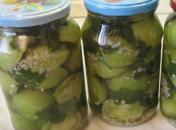 Соленые зеленые помидоры с хреном – хрустящая острая закуска