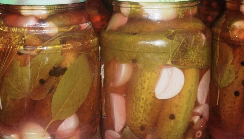 Соленые огурцы с вишневыми листьями – хрустящая закуска с тонким ароматом