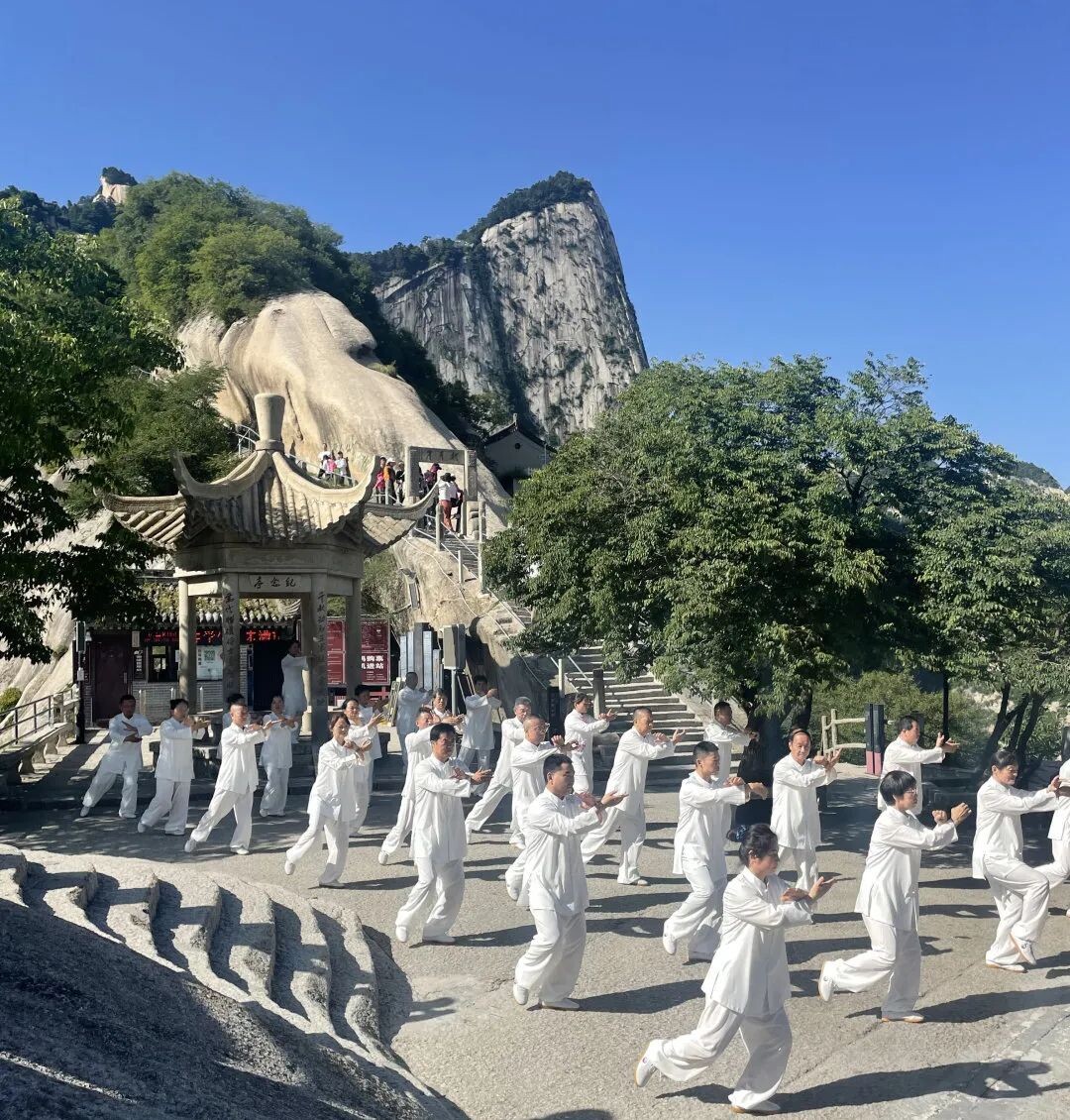 Практика тайцзицюань на Хуашань (одна из пяти священных даосских гор).