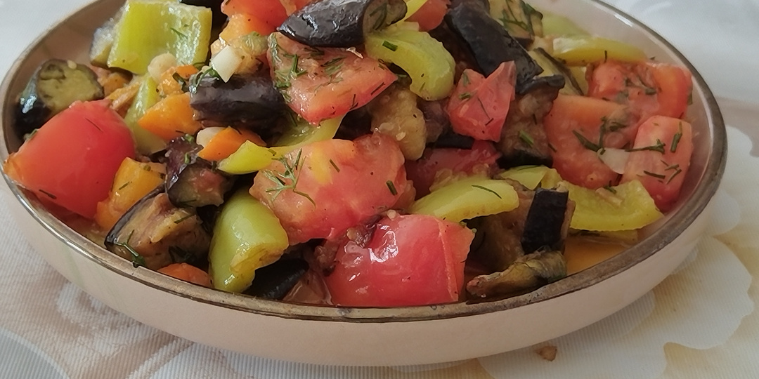 Овощное рагу с баклажанами.Перцем и помидорами на сковороде.