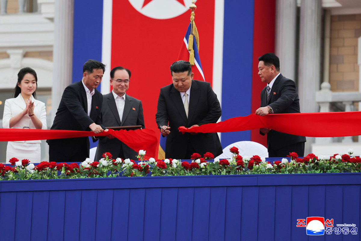 Ким Чен Ын с дочерью Чжу Э во время церемонии открытия туристической зоны «Вонсан-Кальма» на побережье КНДР    📷