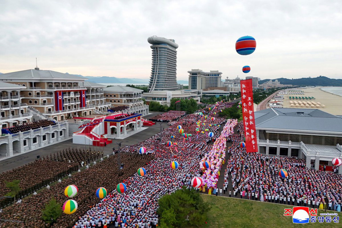 Во время церемонии открытия новой туристической зоны «Вонсан-Кальма» на побережье КНДР    📷