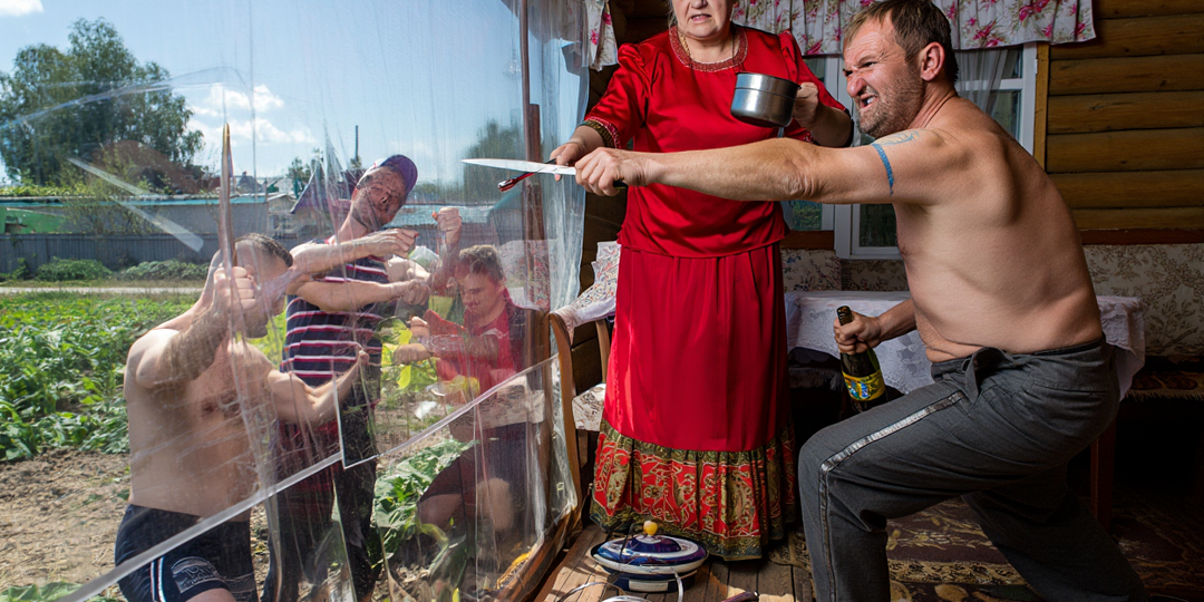 «Наша дача — не приют для твоих пьяных друзей!» — я отключила свет и воду, глядя, как они спешно упаковывают вещи.