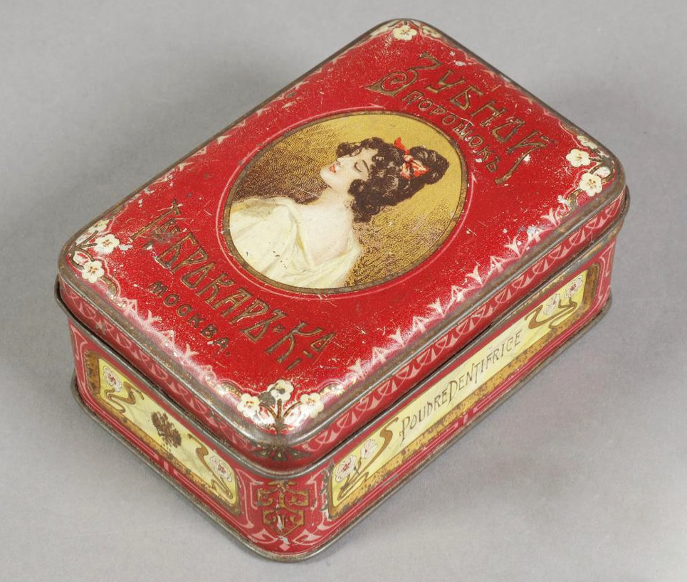 Коробка жестяная «ЗУБНОЙ ПОРОШОКЪ // Т-ВО БРОКАРЪ Ко // МОСКВА» Конец XIX — начало XX вв.