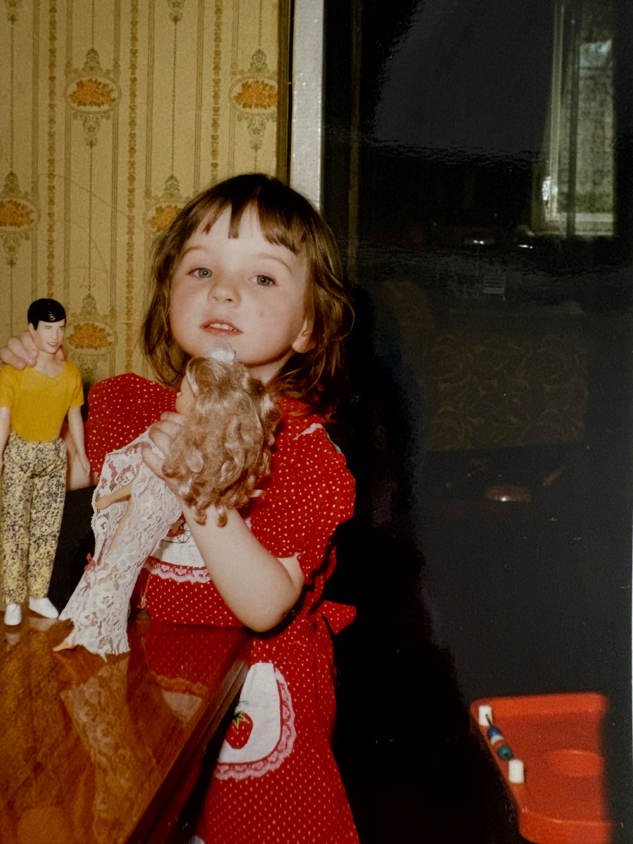 В старых фотоальбомах еще нашла такие кадры. Это прям мои самые-самые первые шаги как любителя кукол